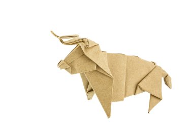 Beyaz arka plan üzerinde izole origami boğa geri dönüşüm kağıt