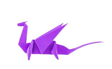Beyaz arka plan üzerinde izole mor origami ejderha