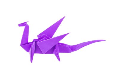 Beyaz arka plan üzerinde izole mor origami ejderha