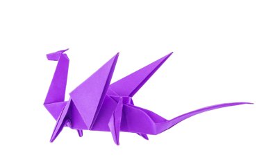 Beyaz arka plan üzerinde izole mor origami ejderha