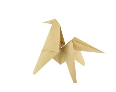 Beyaz arka plan üzerinde izole origami at geri dönüşüm kağıt