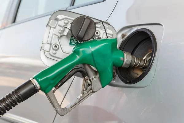Carro cinzento no posto de gasolina a ser preenchido com combustível — Fotografia de Stock
