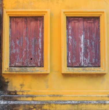Sarı duvar eski windows