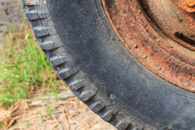 Paslı tekerlek ile eski lastik