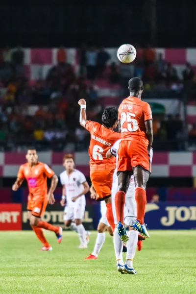 SISAKET TAILANDIA-JUNIO 8: Godwin Antwi del Sisaket FC. (naranja) en —  Fotos de Stock