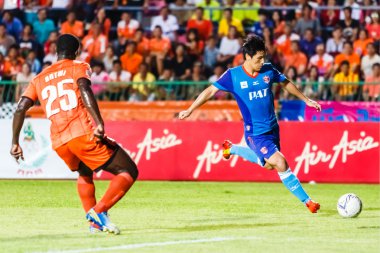 Sisaket Tayland-21 Haziran: Kim Geun-Chul Singhtarua Fc. (mavi)