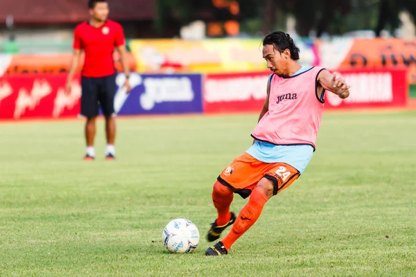 SISAKET TAILANDIA-JUNIO 21: Somsak Wongyai del Sisaket FC. en actio — Foto de Stock