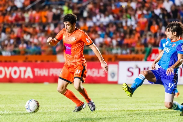Sisaket Tayland-21 Haziran: Gorka Unda, Sisaket Fc. (turuncu) içinde