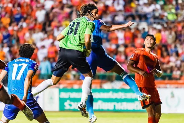 SISAKET THAILAND-JUNE 21: Lucas Daniel of Sisaket FC. (verde) em — Fotografia de Stock