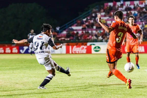 SISAKET TAILANDIA-28 DE MAYO: Nurul Sriyankem del Chonburi FC. (blanco ) —  Fotos de Stock