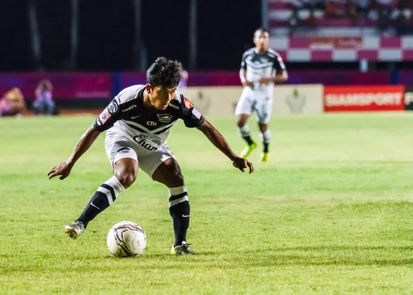 SISAKET TAILANDIA-28 DE MAYO: Nurul Sriyankem del Chonburi FC. en acti —  Fotos de Stock