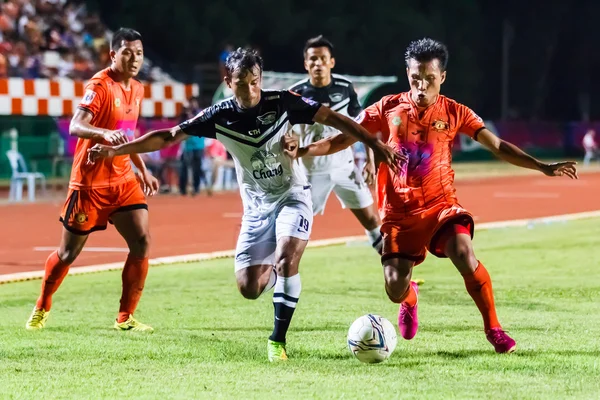 SISAKET THAILAND-MAY 28: Adul Lahso of Chonburi FC. (white) in a — Φωτογραφία Αρχείου