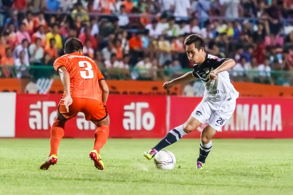 SISAKET THAILAND-MAY 28: Bavorn Tapla of Chonburi FC. (white) in — Stock fotografie