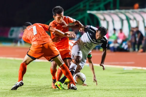 SISAKET THAILAND-MAY 28: Adul Lahso of Chonburi FC. (white) in a — 스톡 사진