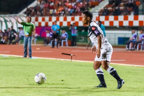 SISAKET THAILAND-MAY 28: Pipob On-Mo of Chonburi FC. (white) in — Zdjęcie stockowe