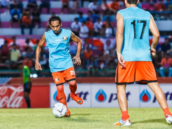 SISAKET THAILAND-AUGUST 13: Somsak Wongyai of Sisaket FC. in act — Stok fotoğraf