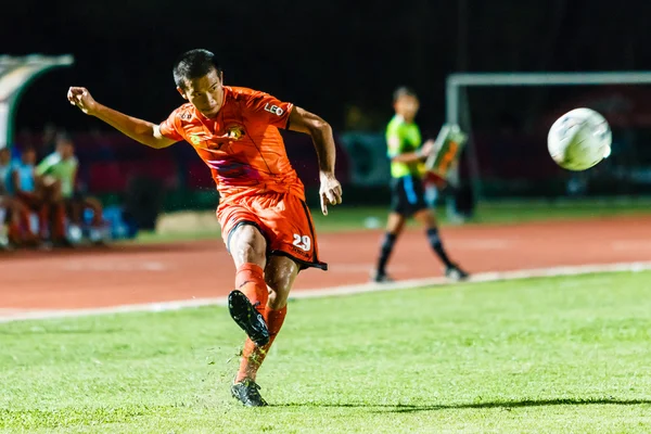 SISAKET THAILAND-AGOSTO 13: Komkrit Camsokchuerk de Sisaket FC . — Fotografia de Stock