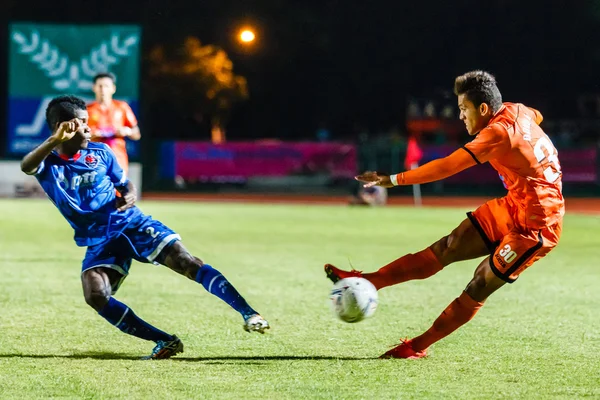 SISAKET THAILAND-AUGUST 13: David Bala of Sisaket FC. (orange) s — Stok fotoğraf