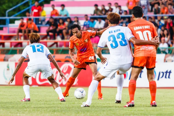 SISAKET THAILAND-JULY 13: Somsak Wongyai of Sisaket FC. (orange) — Stok fotoğraf