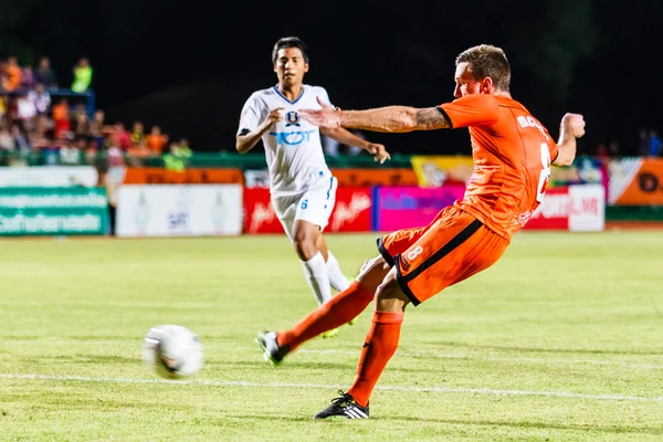 SISAKET THAILAND-JULY 13: Brent McGrath of Sisaket FC. shooting — Stok fotoğraf