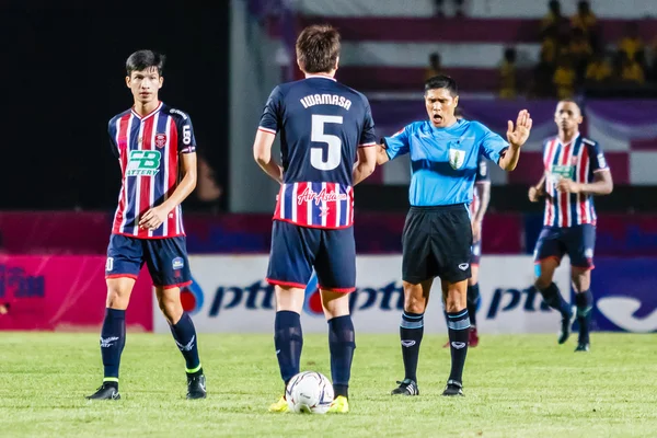 SISAKET THAILAND-AUGUST 3: The referee (blue) in action during T — Stock Photo, Image
