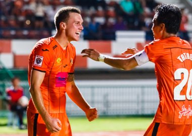 Sisaket Tayland-Temmuz 23: Brent Mcgrath Sisaket Fc. (turuncu)