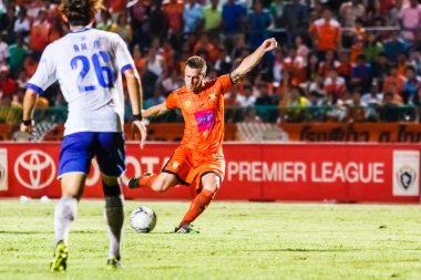 Sisaket Tayland-Temmuz 23: Brent Mcgrath Sisaket Fc. (turuncu)