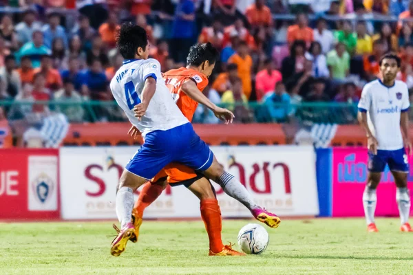 SISAKET THAILAND-JULY 23: Tatree Seeha of Sisaket FC. (laranja) i — Fotografia de Stock