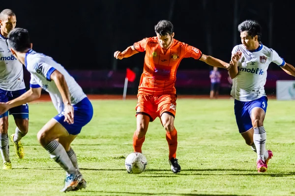 Sisaket Tayland-Temmuz 23: Victor Amaro Sisaket Fc. (turuncu) ben — Stok fotoğraf