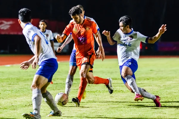 SISAKET THAILAND-JULY 23: Victor Amaro do Sisaket FC. (laranja) i — Fotografia de Stock