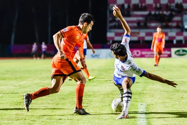 SISAKET THAILAND-JULY 23: Gorka Unda of Sisaket FC. (laranja) em — Fotografia de Stock