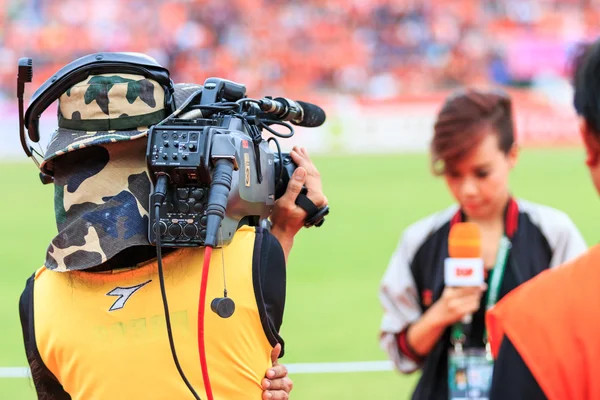 SISAKET THAILAND-JUNE 21: Cameraman during Thai Premier League m — 图库照片