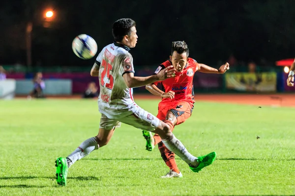 SISAKET THAILAND-AGOSTO 19: Anucha Suksai de Sisaket FC. (laranja — Fotografia de Stock