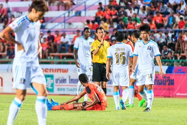 SISAKET THAILAND-SEPTEMBER 20: The referee (yellow) in action du — Stock fotografie