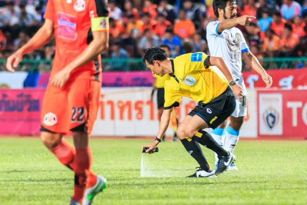 SISAKET THAILAND-SEPTEMBER 20: The referee use the vanishing spr — 스톡 사진