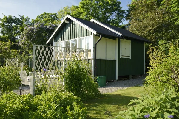 Ειδυλλιακό καταπράσινο εξοχικό σπίτι — Φωτογραφία Αρχείου