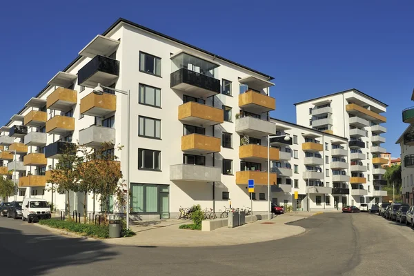 Bloque de apartamentos con cielo azul —  Fotos de Stock