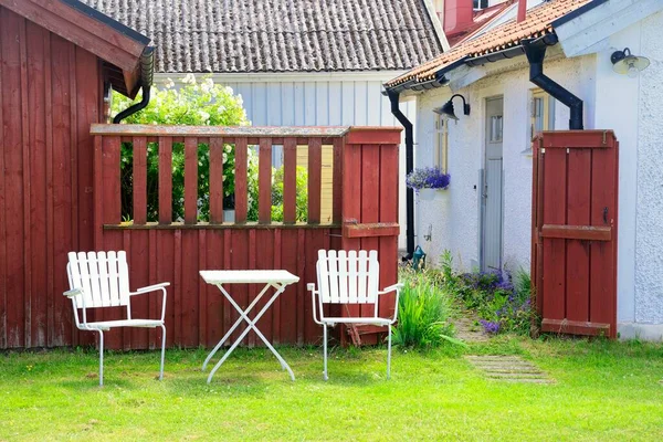Traditionelle Weiße Gartenmöbel Vor Alten Roten Häuschen — Stockfoto