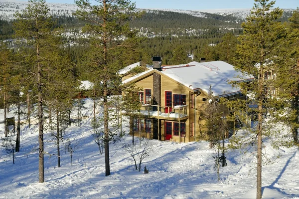 Stuga med träd och snö — Stockfoto