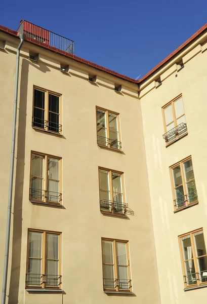 Fenster und Balkone — Stockfoto