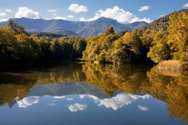 Bulgaristan 'da göl ve dağla muhteşem bir manzara