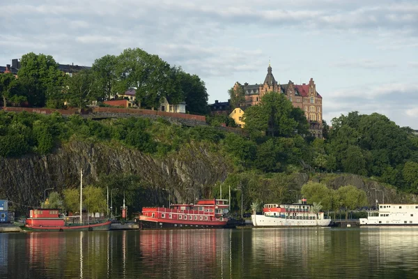 Stockholm embankment met boten — Stockfoto