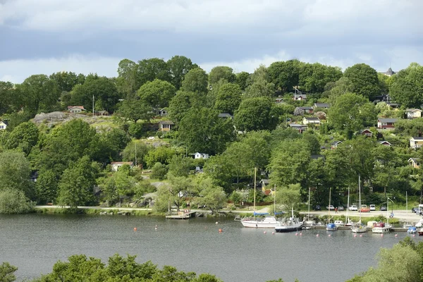 Stockholm embankment met boten — Stockfoto