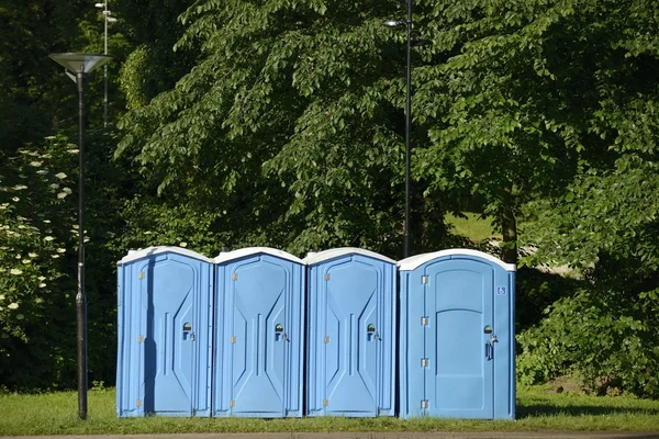 Gammal blå mobil toalett stugor — Stockfoto