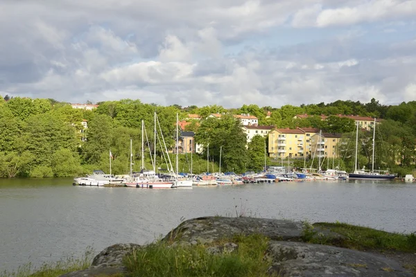 Stockholm embankment met boten — Stockfoto