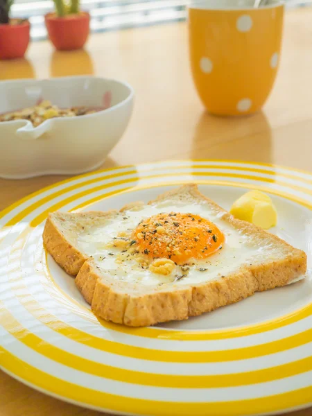 Spiegelei auf Toast — Stockfoto