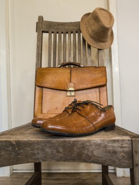 Ahşap sandalye üzerinde erkek aksesuarları