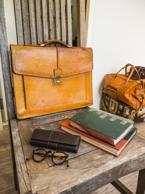 Çanta, kitap ve sandalye gözlük.