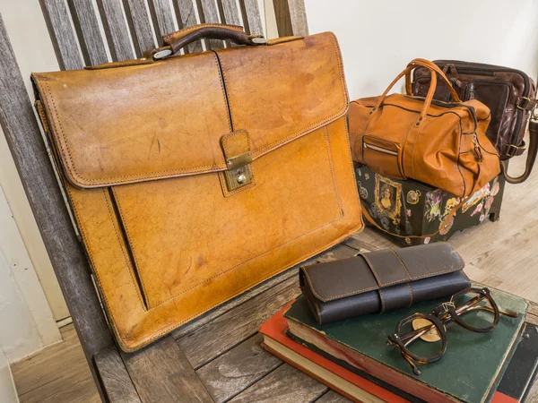 Bolso, libros y anteojos en silla . —  Fotos de Stock