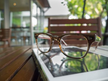 Tablet bilgisayarda gözlük